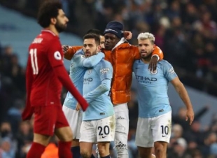 وَست هام يسلم الشرطة البريطانية أدلة عن هتافات عنصرية ضد محمد صلاح